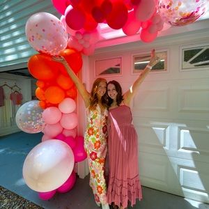 Meet your Poshers, Hannah and Kat!